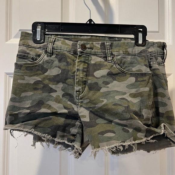 Blank NYC / Camo Shorts / Size 28 - Picture 2 of 8